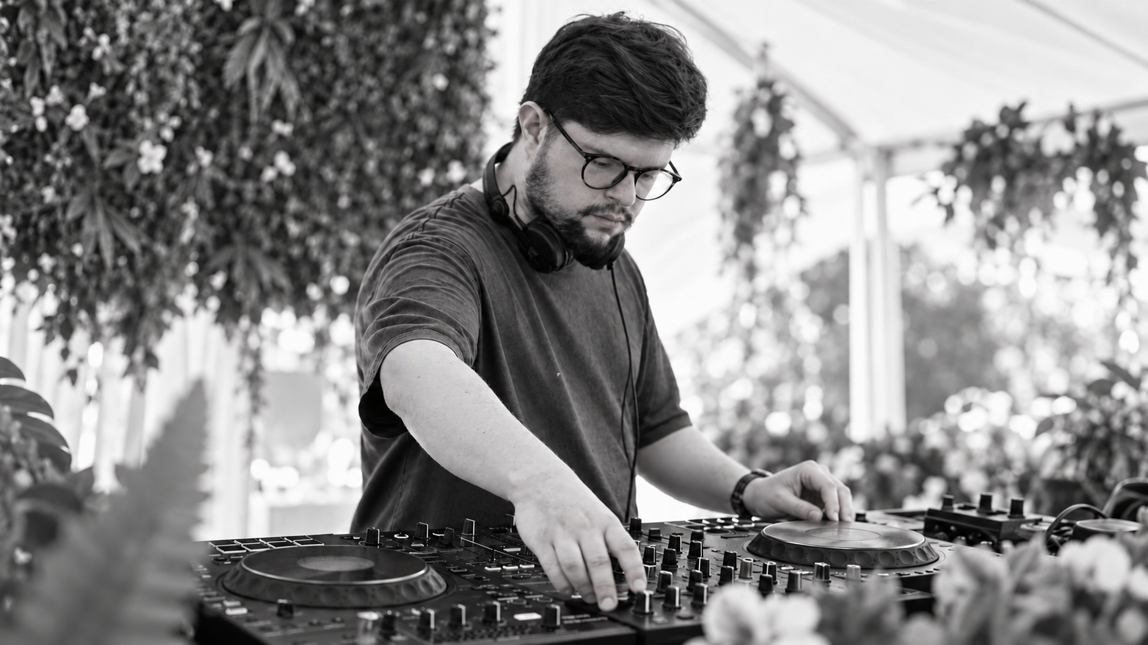 F.A.H.M. en session de mix aux platines